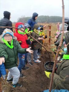 Dzieci sadzą kasztanowce