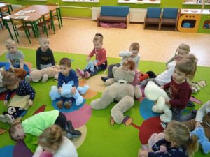 "Sówki" bawią się z misiami