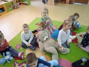 "Sówki" bawią się z misiami