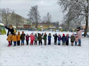 "Delfinki" - zabawy na śniegu