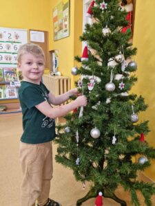 "Delfinki" ubierają choinkę