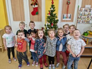 "Delfinki" ubierają choinkę