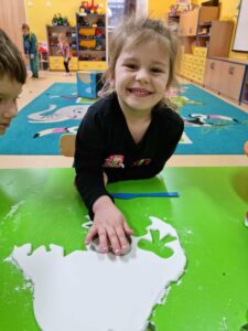 "Delfinki" ubierają choinkę