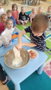 Ciasto marchewkowe w wykonaniu dzieci z grupy "Delfinki"