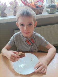 Ciasto marchewkowe w wykonaniu "Minionków"