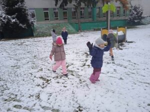 Zabawy w ogrodzie przedszkolnym- "Motylki"