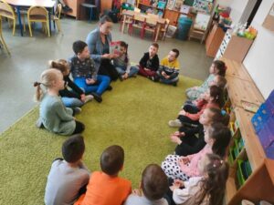 "Klub czytających rodziców"- mama Zosi z grupy "Minionki"