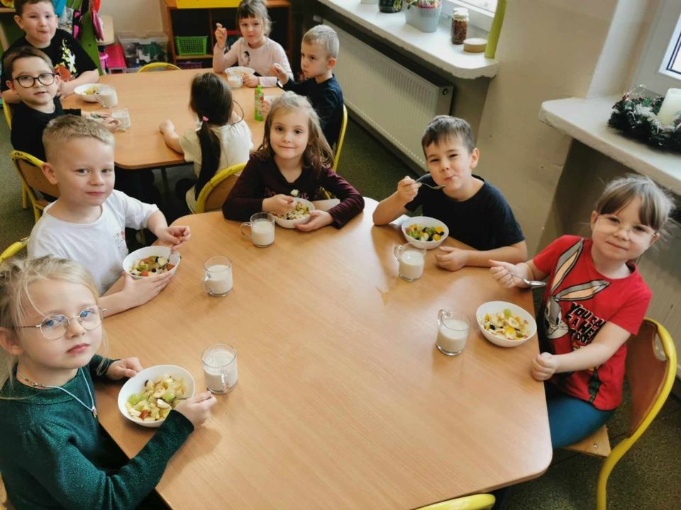 Sałatka owocowa w wykonaniu "Minionków"