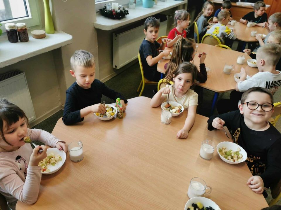 Sałatka owocowa w wykonaniu "Minionków"