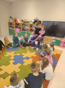 "Klub czytających Rodziców"- "Biedronki" - odwiedziny taty Zosi