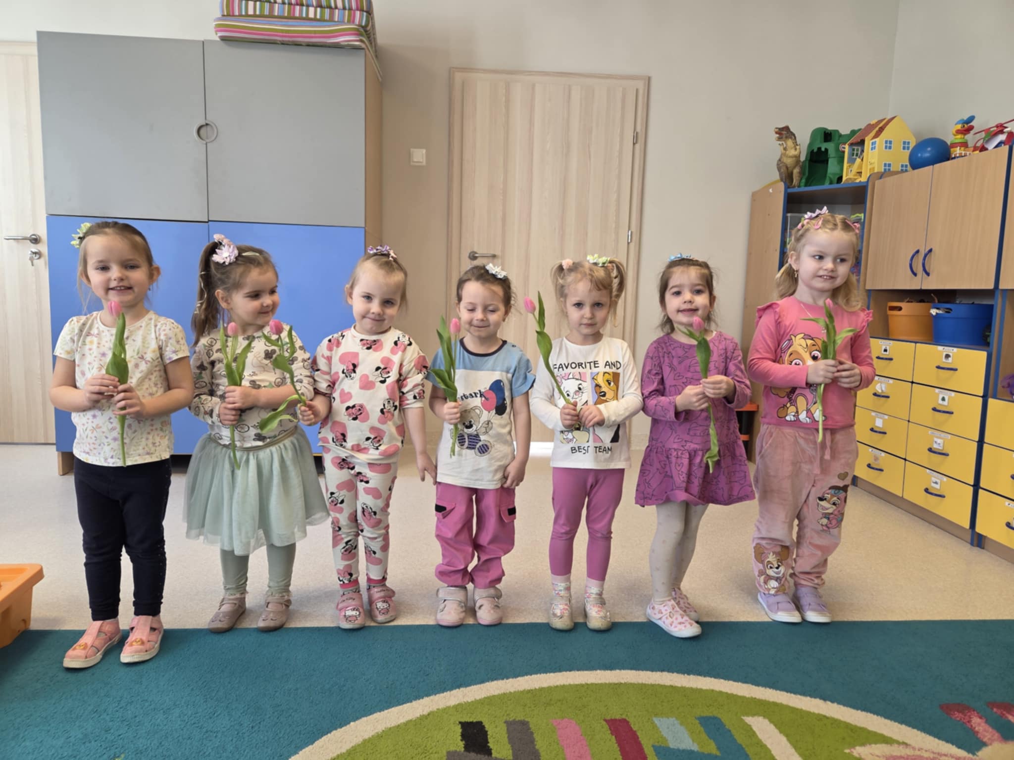 "Dzień Kobiet"- "Motylki", "Sówki", "Delfinki"