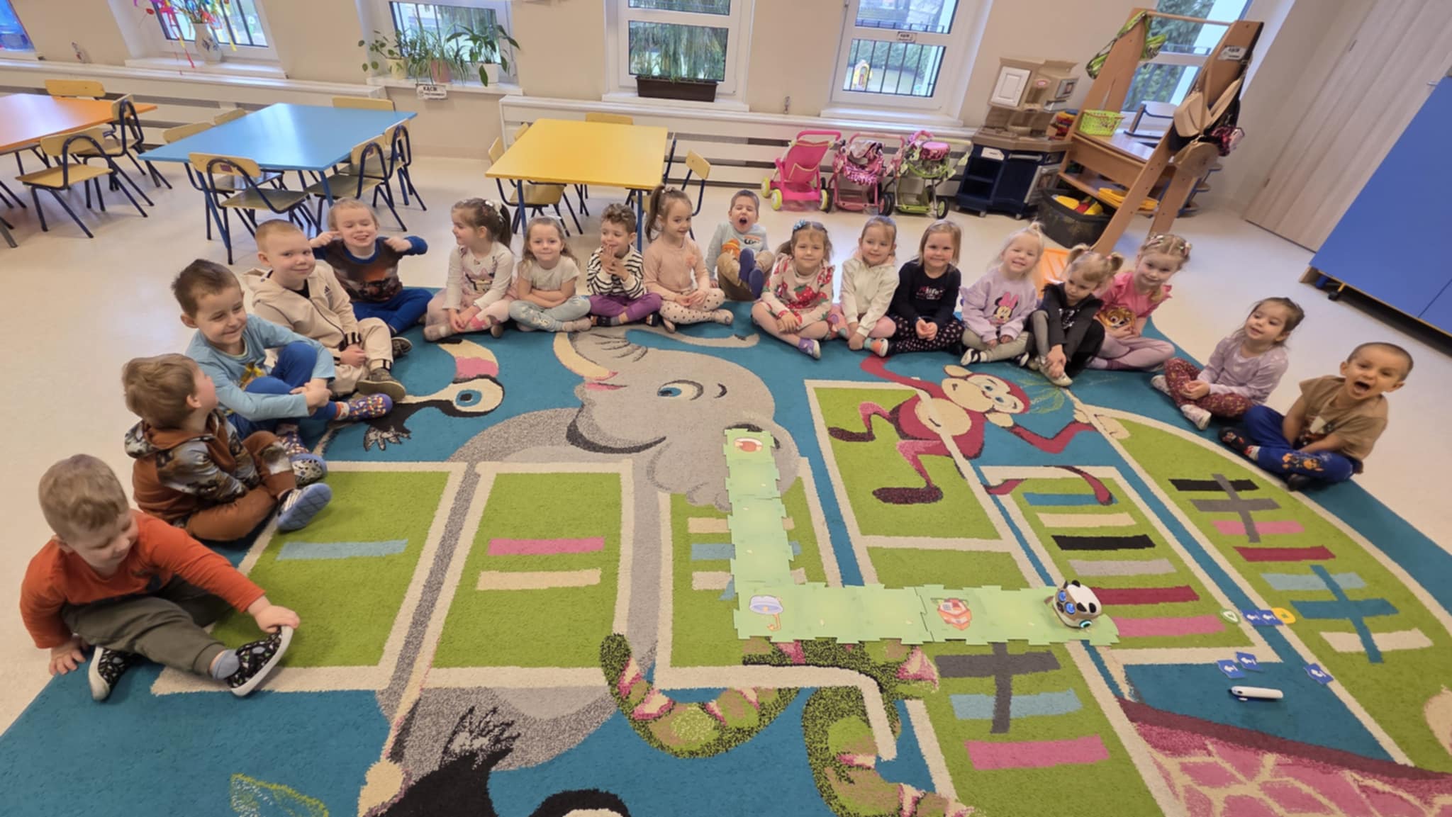 "Delfinki" programują robota