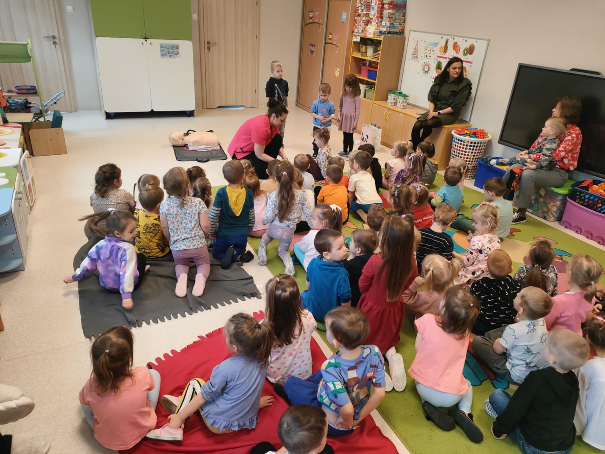 Spotkanie z ratownikiem medycznym - "Sówki", "Delfinki", "Motylki", "Biedronki"