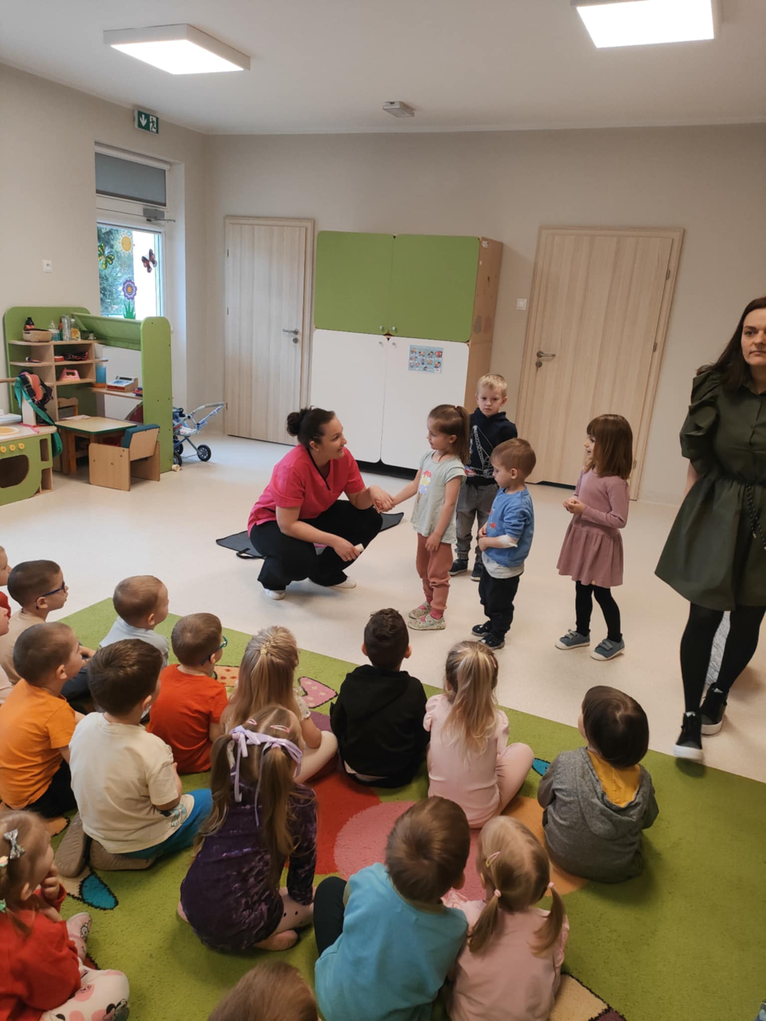 Spotkanie z ratownikiem medycznym - "Sówki", "Delfinki", "Motylki", "Biedronki"