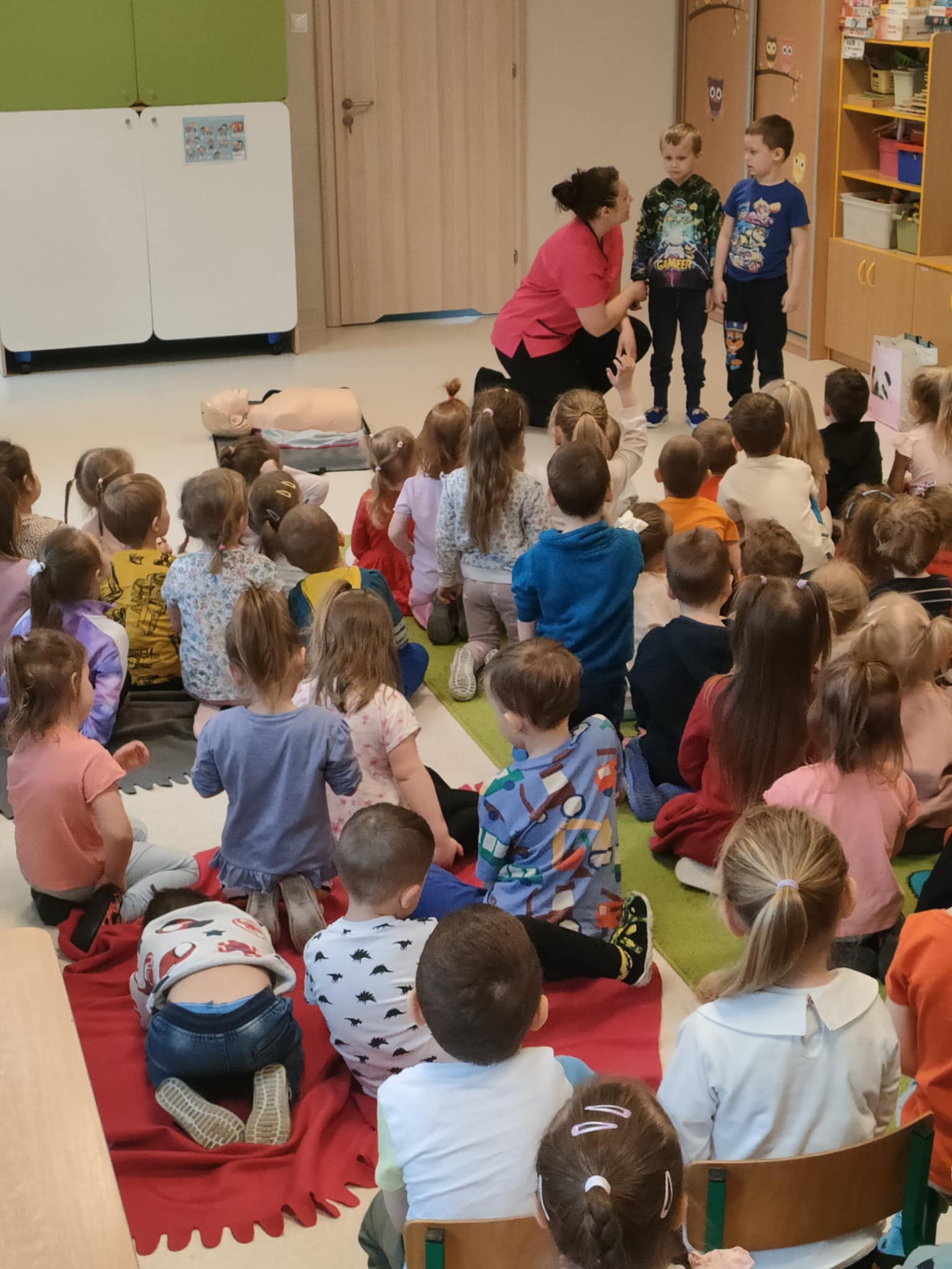 Spotkanie z ratownikiem medycznym - "Sówki", "Delfinki", "Motylki", "Biedronki"