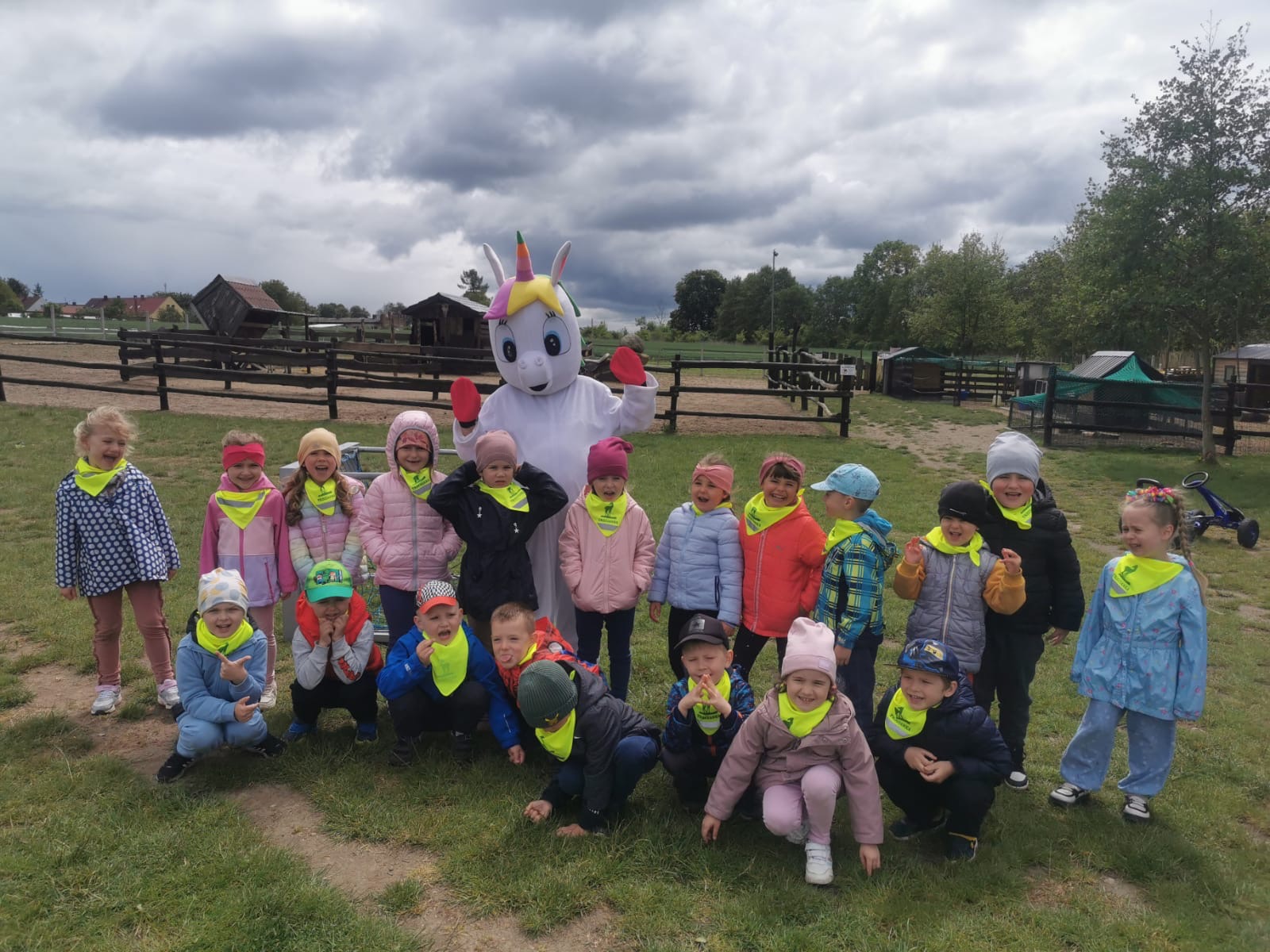 „Żabki” na wycieczce w Brykolandii i Brykofarmie