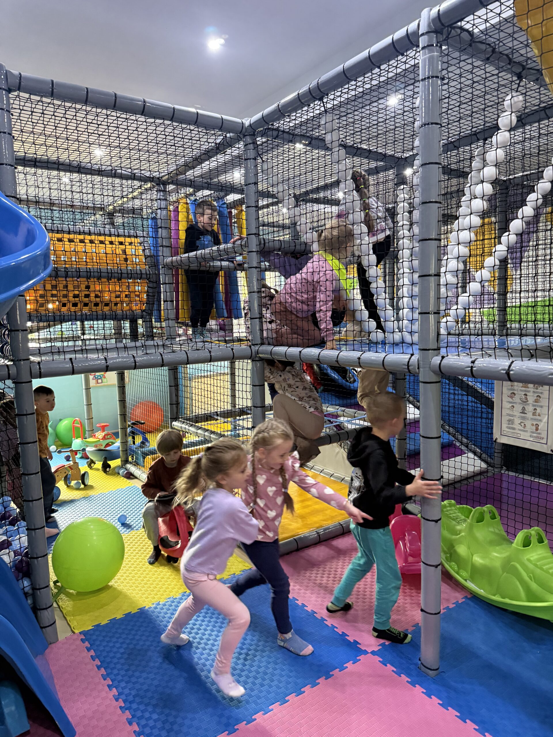 „Żabki” na wycieczce w Brykolandii i Brykofarmie