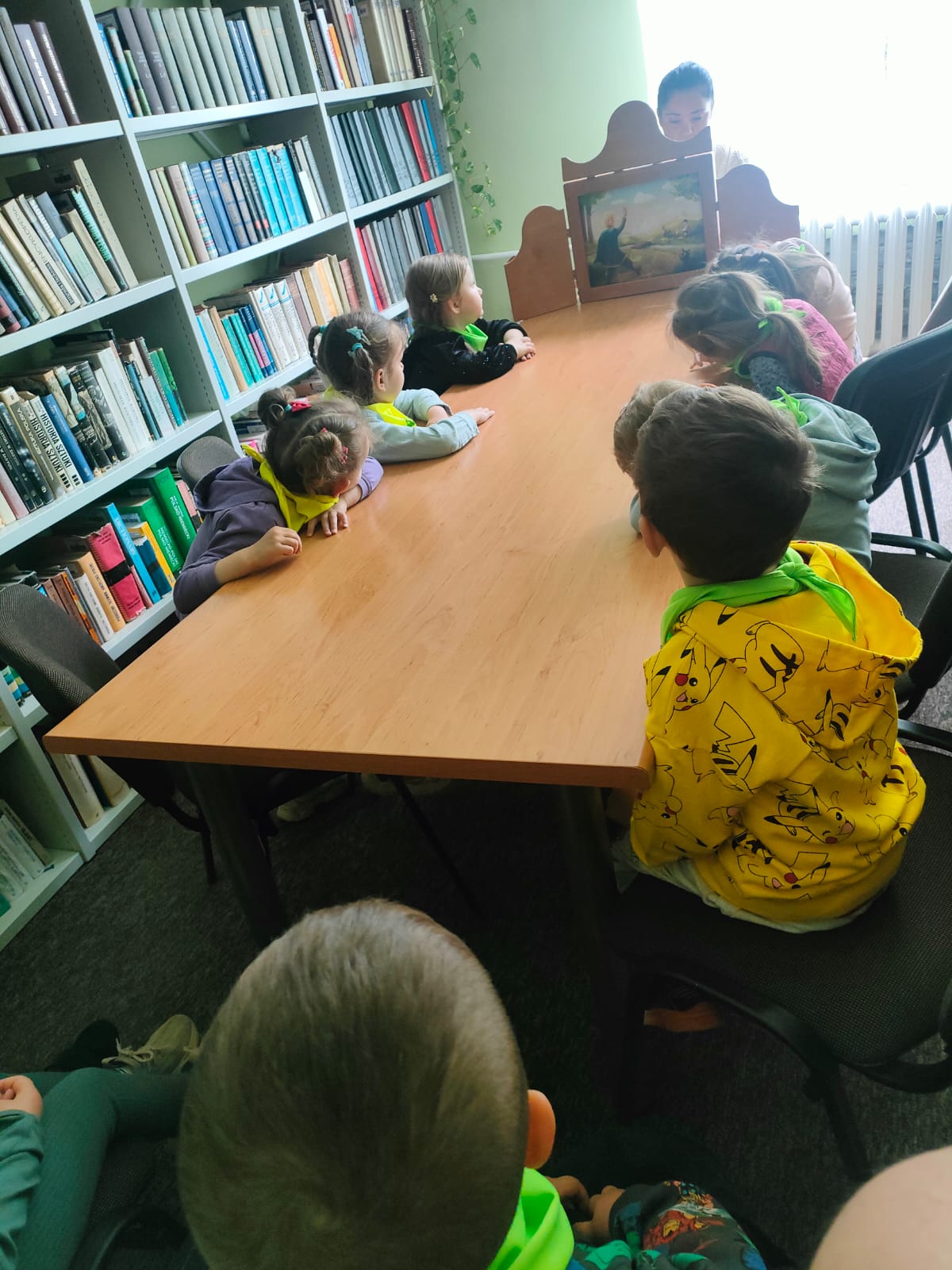 "Motylki" na zajęciach w bibliotece pedagogicznej