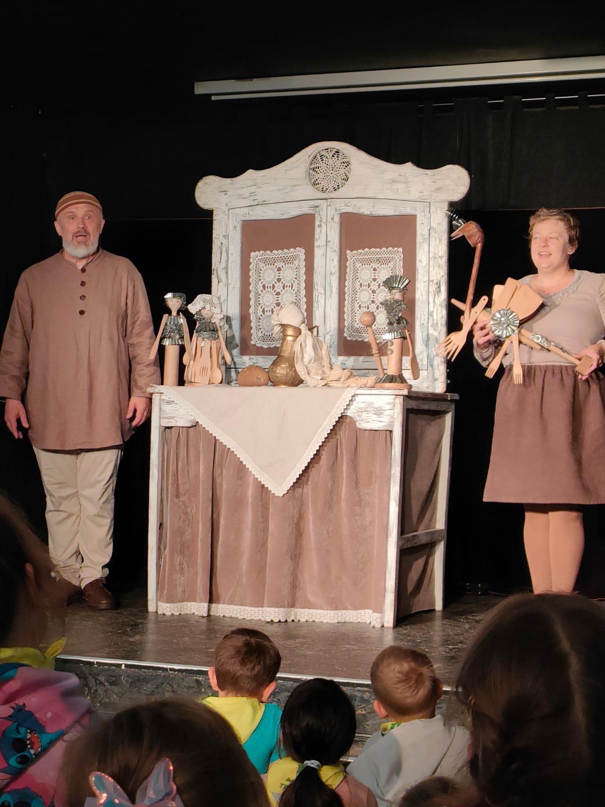 "Motylki" na przedstawieniu teatralnym pt. "Opowieści starego kredensu" w wykonaniu Teatru "Pod orzełkiem"