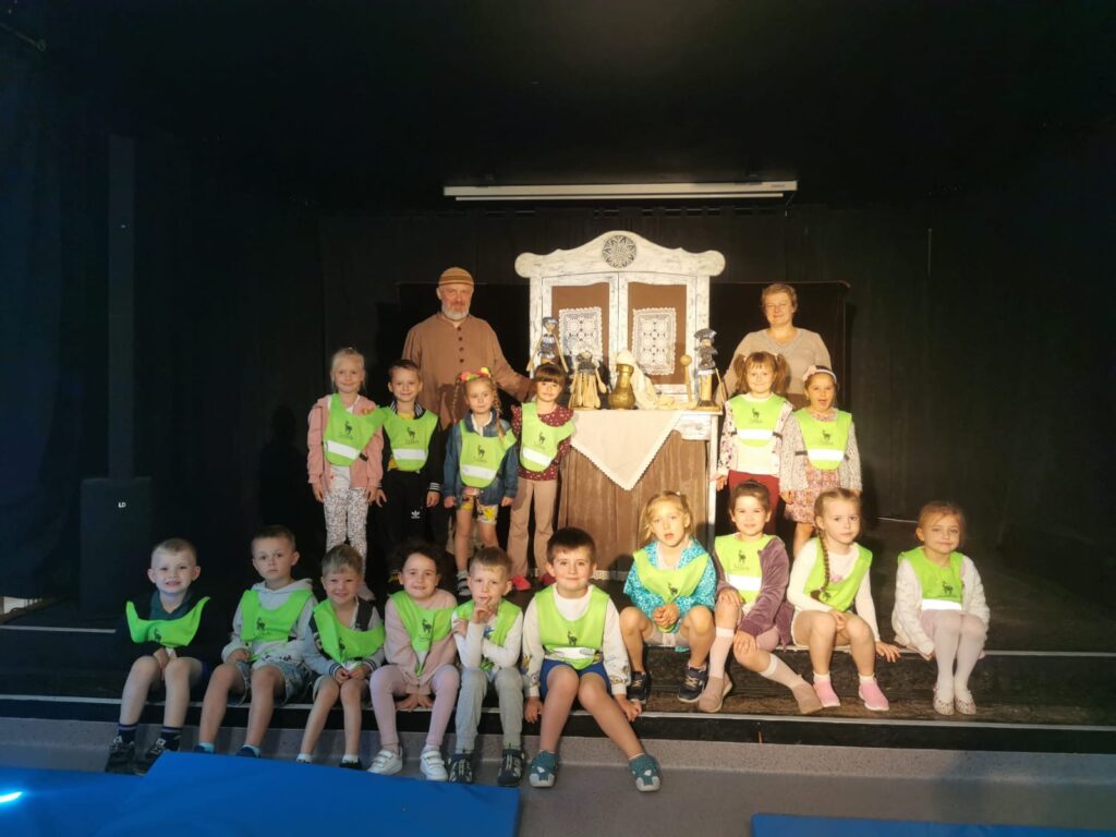 "Żabki” na przedstawieniu teatralnym pt. „Opowieści starego kredensu” w wykonaniu Teatru „Pod orzełkiem”