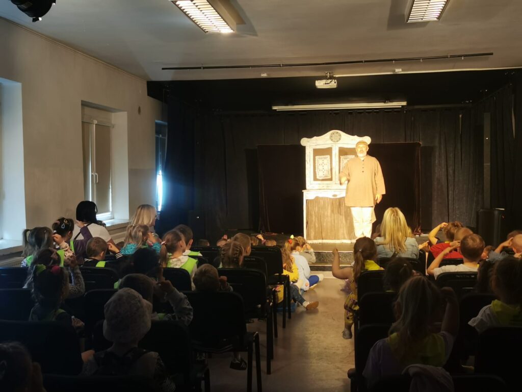 "Żabki” na przedstawieniu teatralnym pt. „Opowieści starego kredensu” w wykonaniu Teatru „Pod orzełkiem”