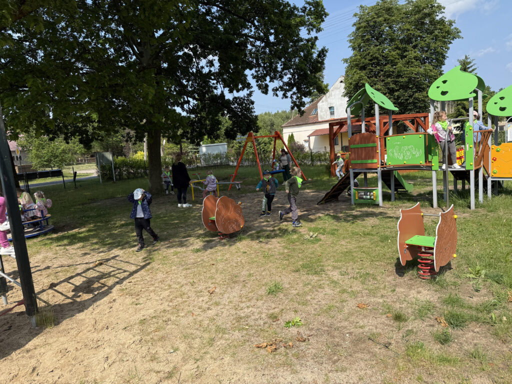 Zabawy swobodne na placu zabaw