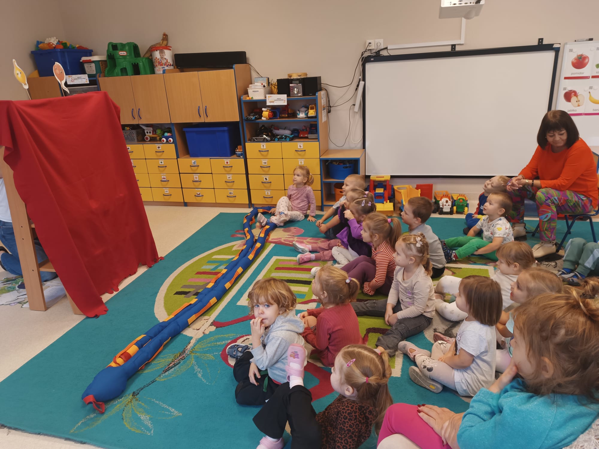 Teatrzyk "Na straganie" - Delfinki