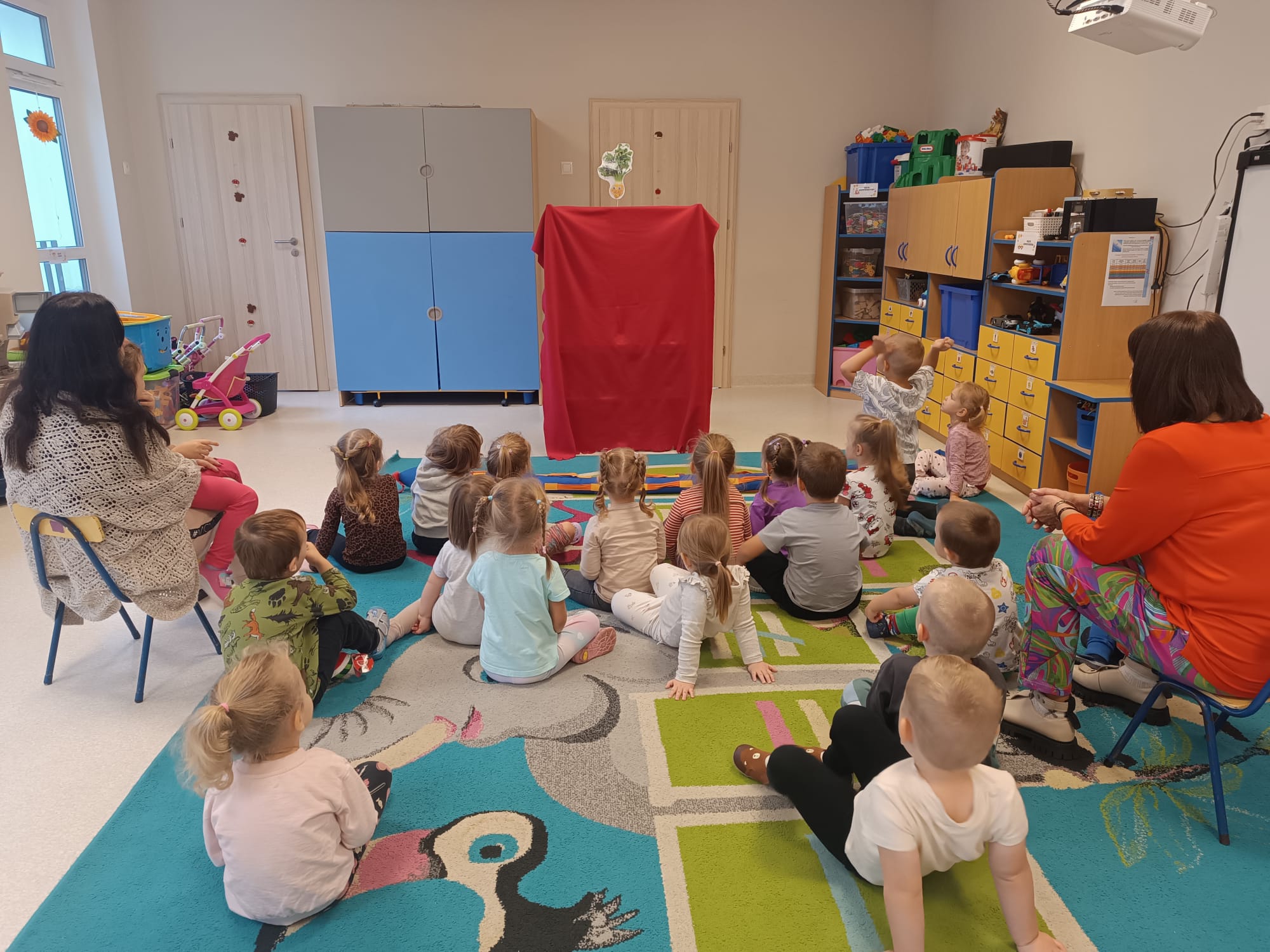 Teatrzyk "Na straganie" - Delfinki