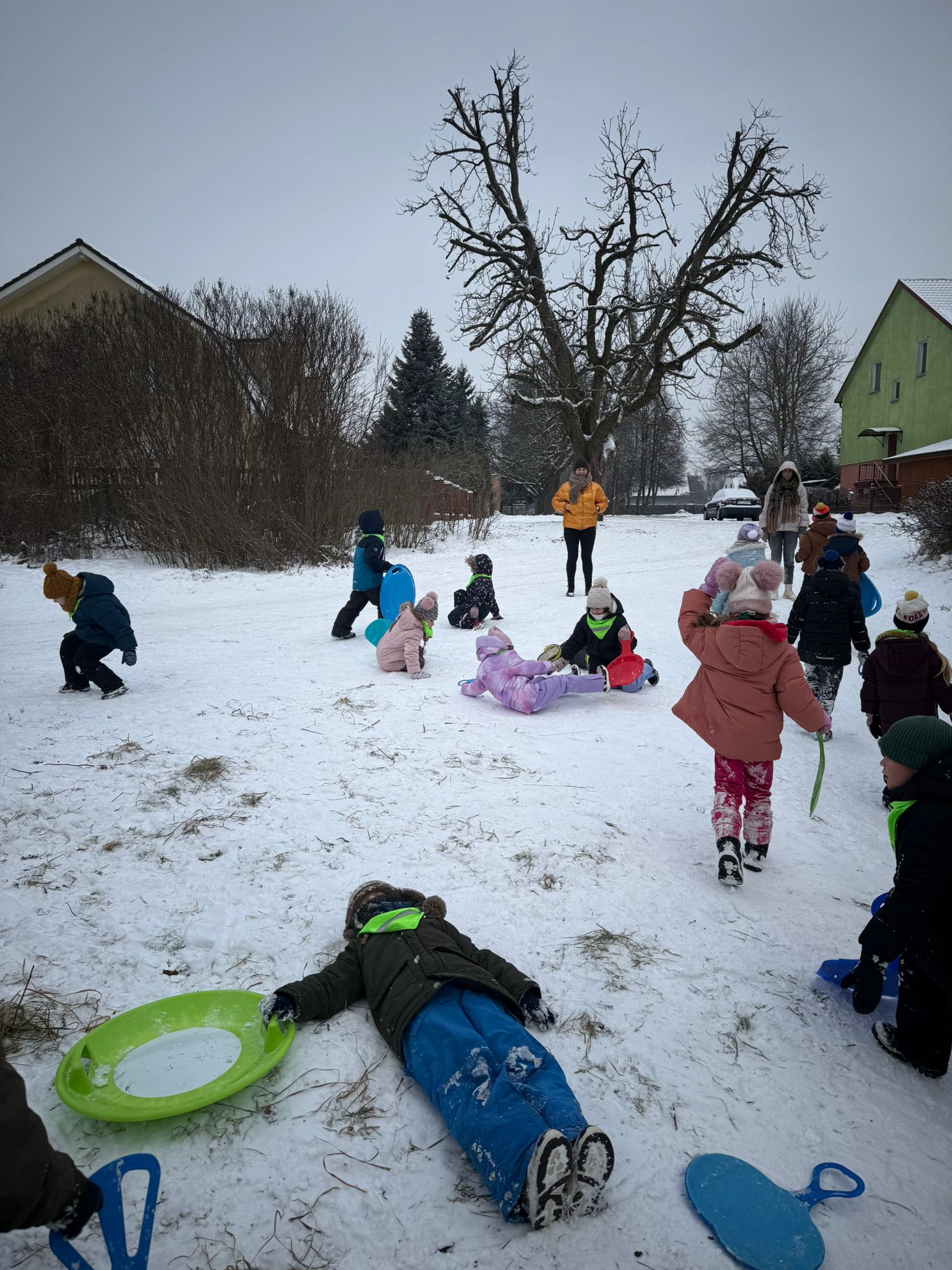 "Minionki" podczas zabaw zimowych na śniegu