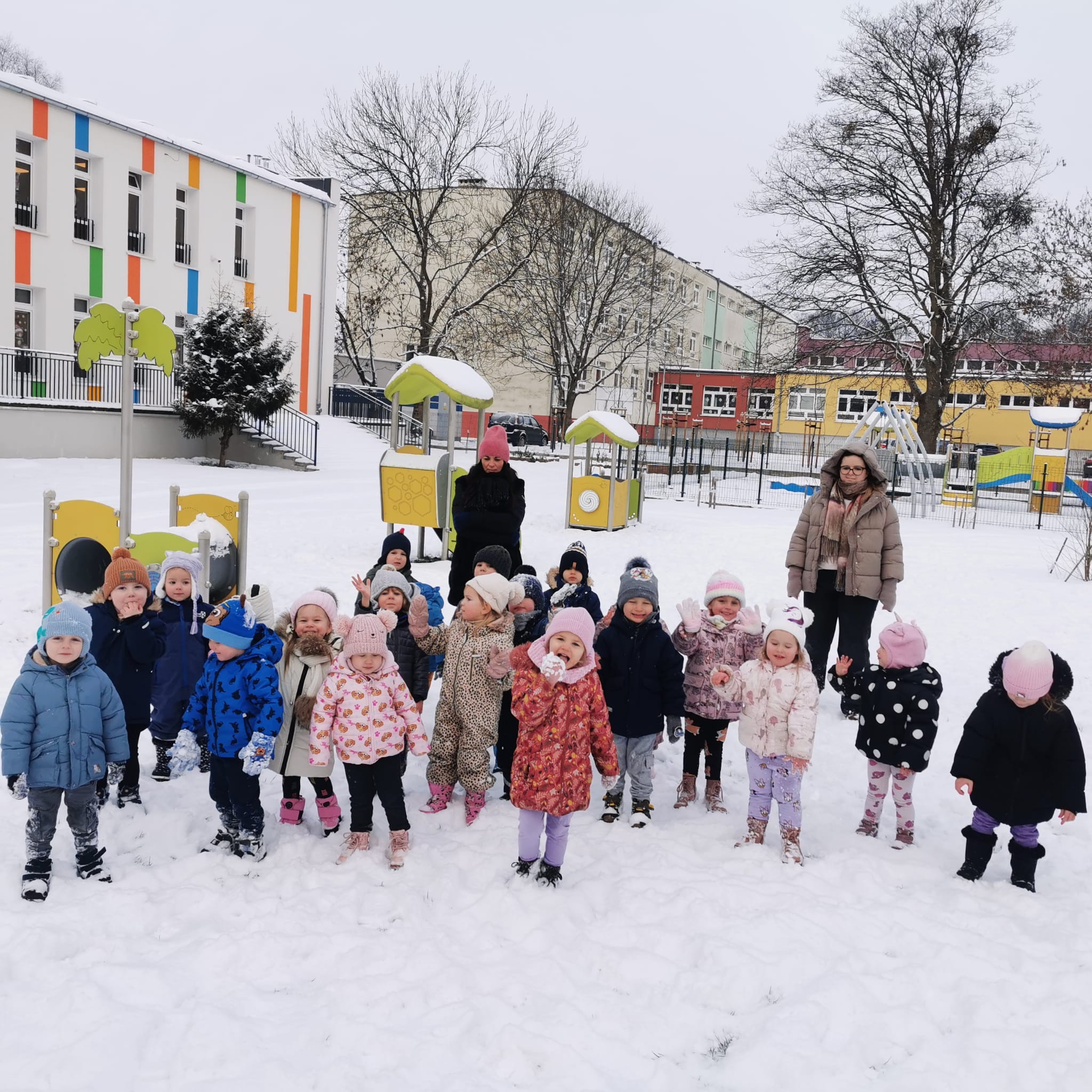 "Delfinki" podczas zabaw zimowych na śniegu