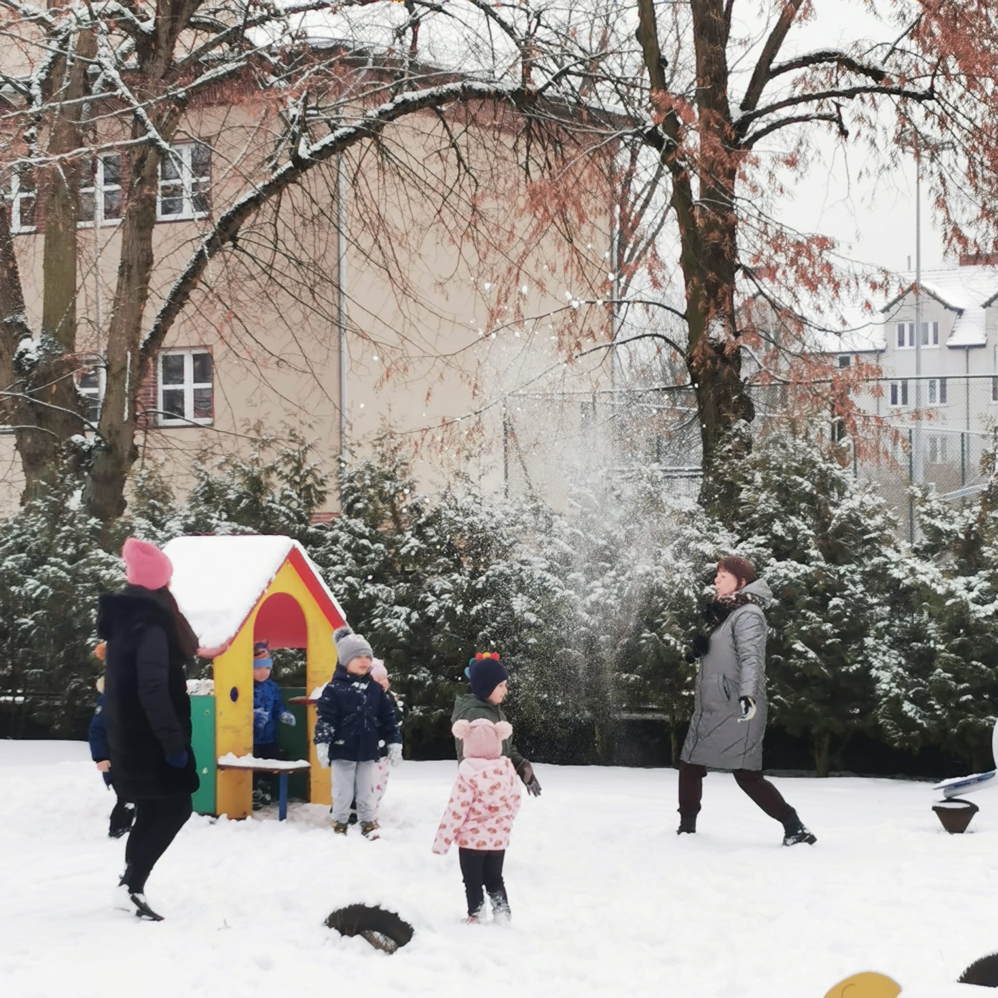 "Delfinki" podczas zabaw zimowych na śniegu