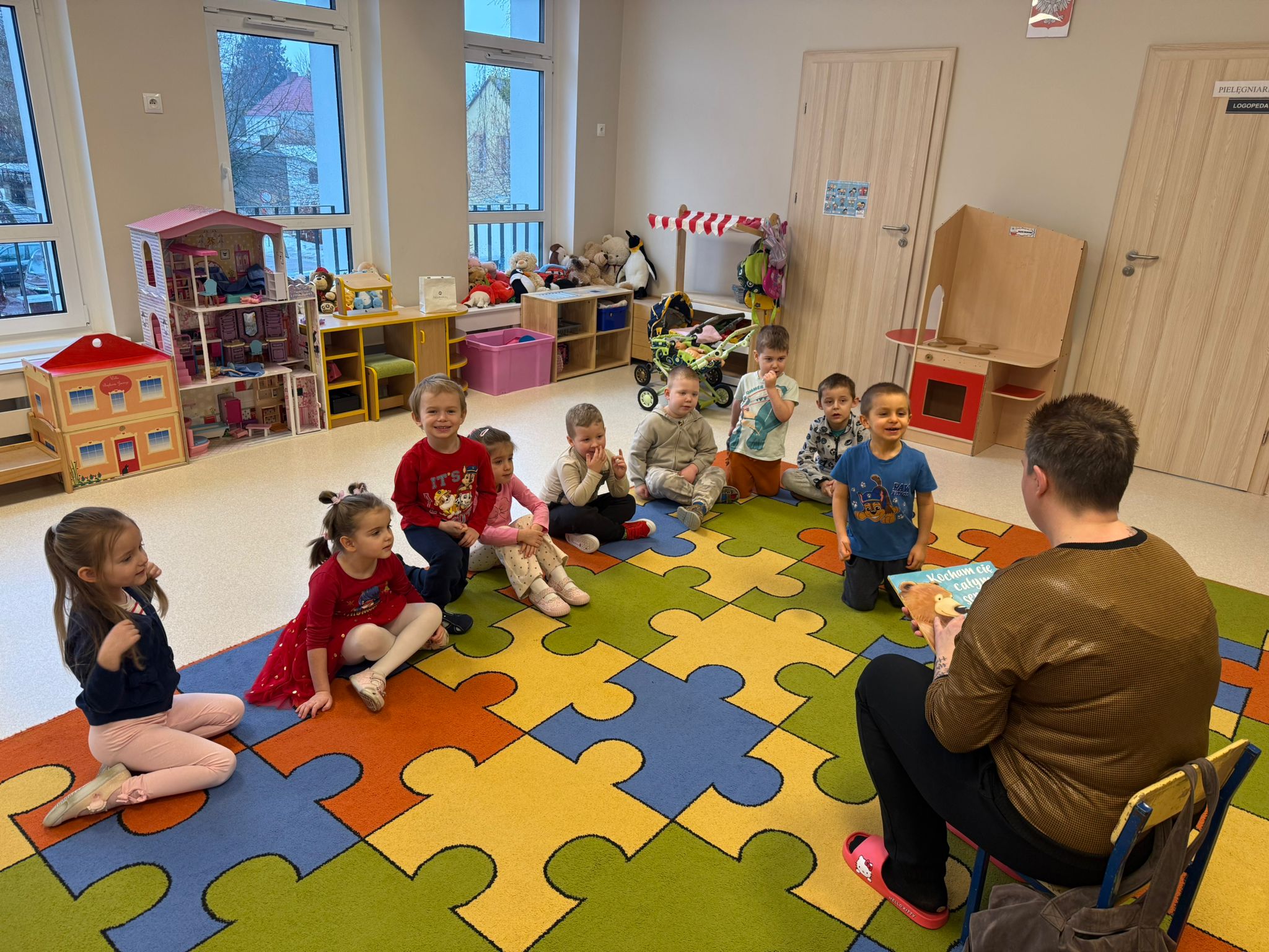 Klub czytających rodziców - mama Stasia w grupie "Biedronek"