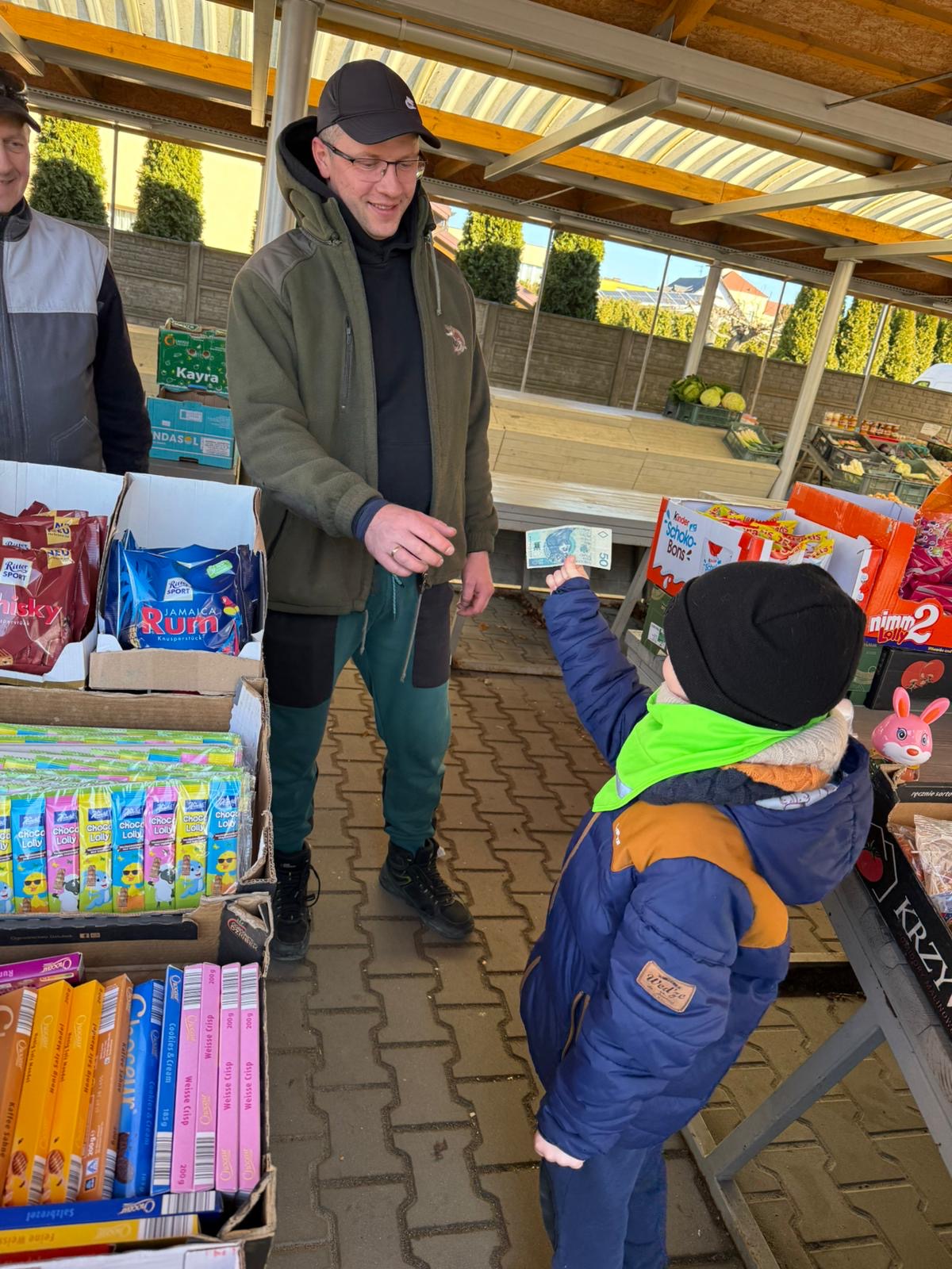 „Minionki" na targowisku miejskim