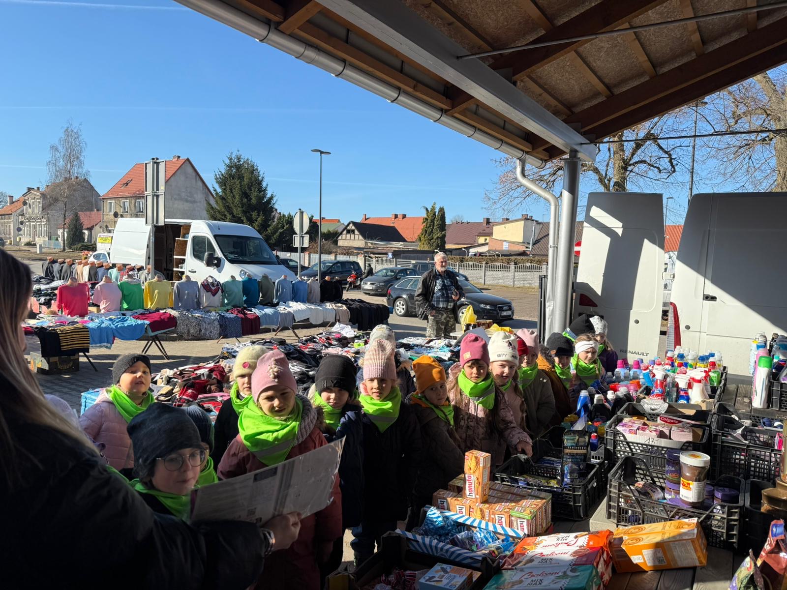 „Minionki" na targowisku miejskim