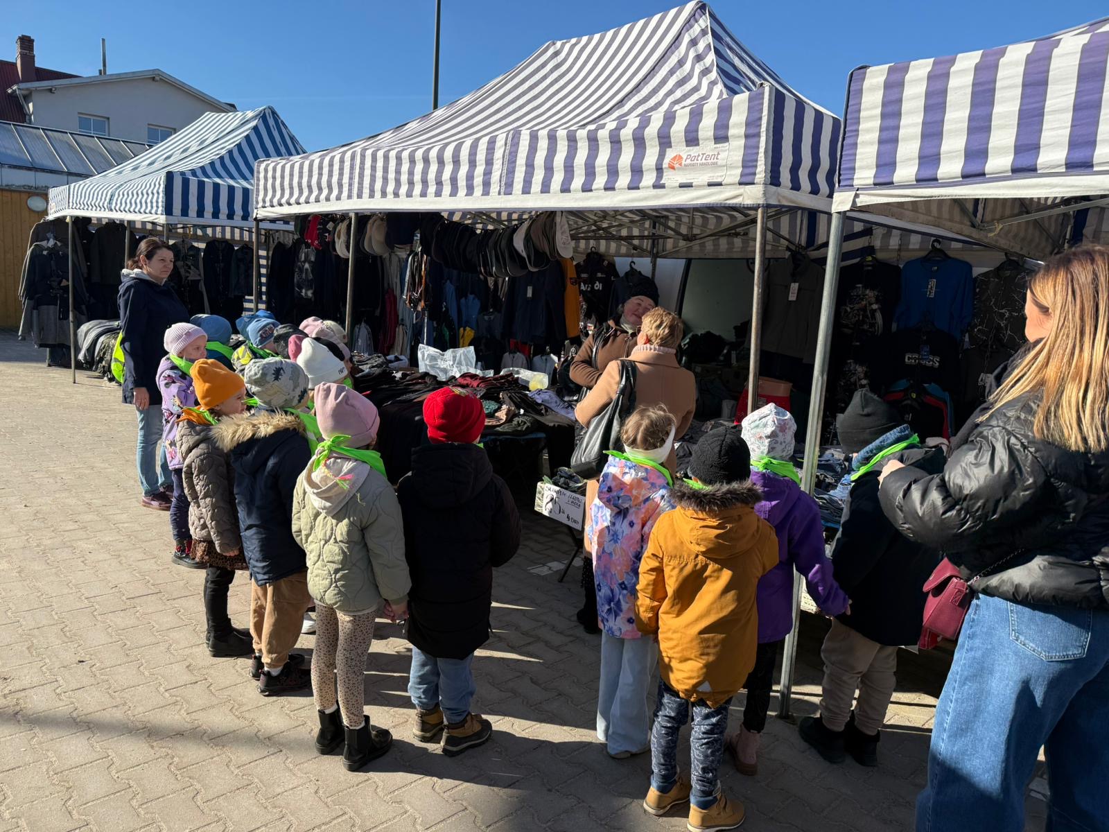 „Minionki" na targowisku miejskim