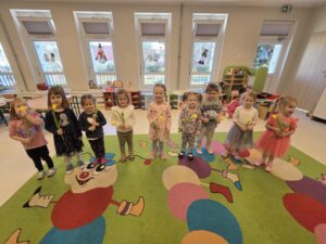 "Dzień Kobiet"- "Motylki", "Sówki", "Delfinki"