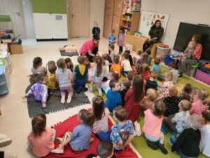 Spotkanie z ratownikiem medycznym - "Sówki", "Delfinki", "Motylki", "Biedronki"