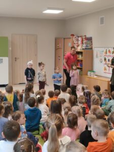 Spotkanie z ratownikiem medycznym - "Sówki", "Delfinki", "Motylki", "Biedronki"