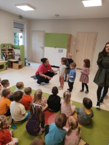 Spotkanie z ratownikiem medycznym - "Sówki", "Delfinki", "Motylki", "Biedronki"