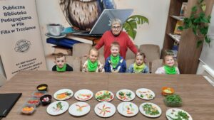 "Motylki" na zajęciach w bibliotece pedagogicznej