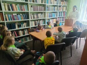 "Motylki" na zajęciach w bibliotece pedagogicznej