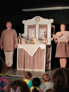 "Motylki" na przedstawieniu teatralnym pt. "Opowieści starego kredensu" w wykonaniu Teatru "Pod orzełkiem"