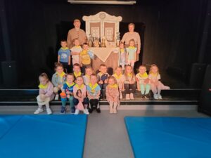 "Motylki" na przedstawieniu teatralnym pt. "Opowieści starego kredensu" w wykonaniu Teatru "Pod orzełkiem"